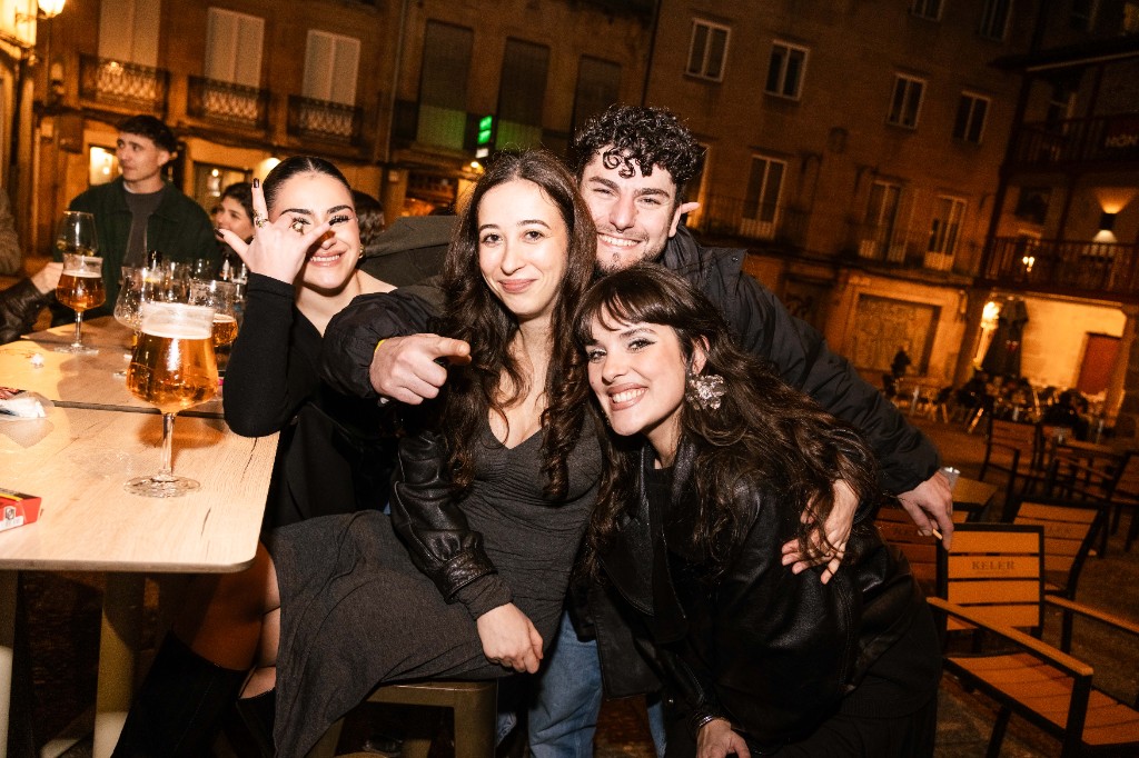 Grupo de amigos en la terraza de noche
