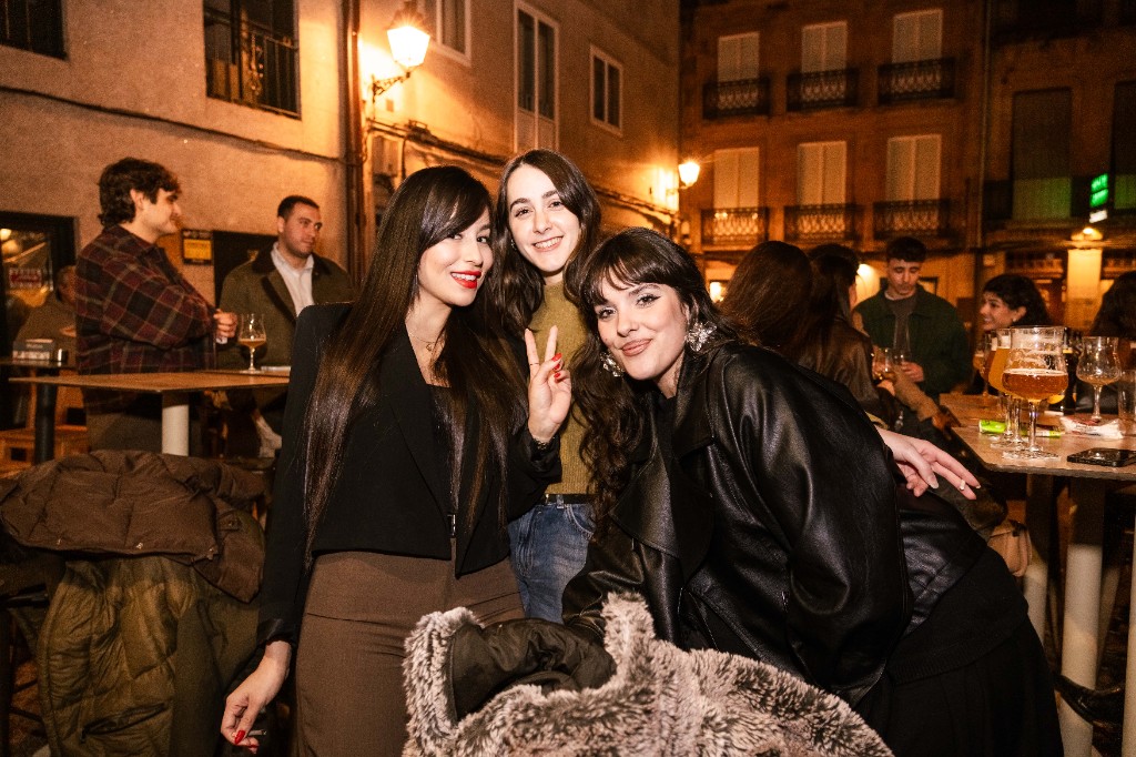 Tres amigas en la terraza del local