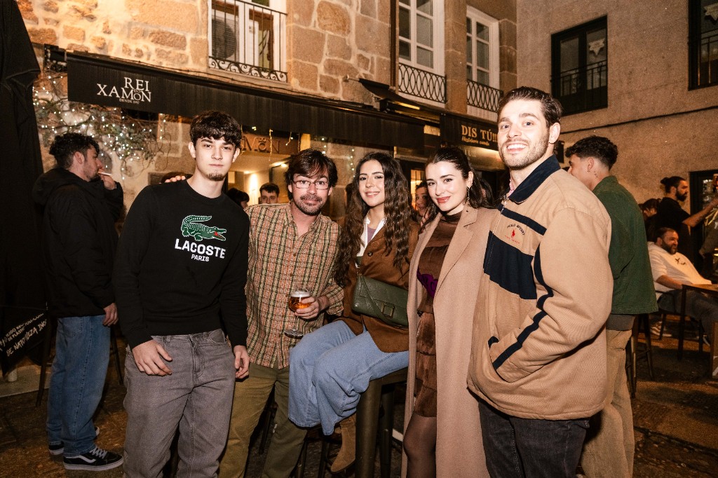 Clientes bajo el toldo Rei do Xamón de noche